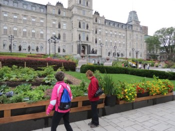 Government building adorned with statues and gardens