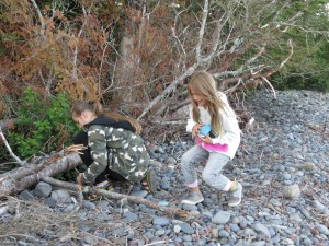 Bibi and Elenka hiding rocks